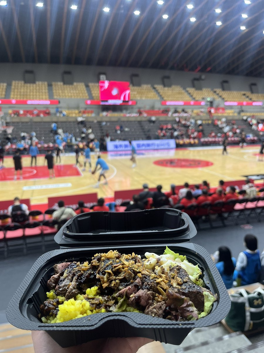 mishimachanchi's tweet photo. 試合内容は悔しかったですが、久しぶりに観客として見るバスケは楽しかった！
試合開始直前のトラブルは、会場全体で乗り越えた感覚がありましたね笑

そしてキッチンカーで買ったお肉が本当に美味しくて感動した！

今シーズンはまだ始まったばかり！
ここからの進化を楽しみにしています🐴🔥💪 https://t.co/tcsiOZYmUD