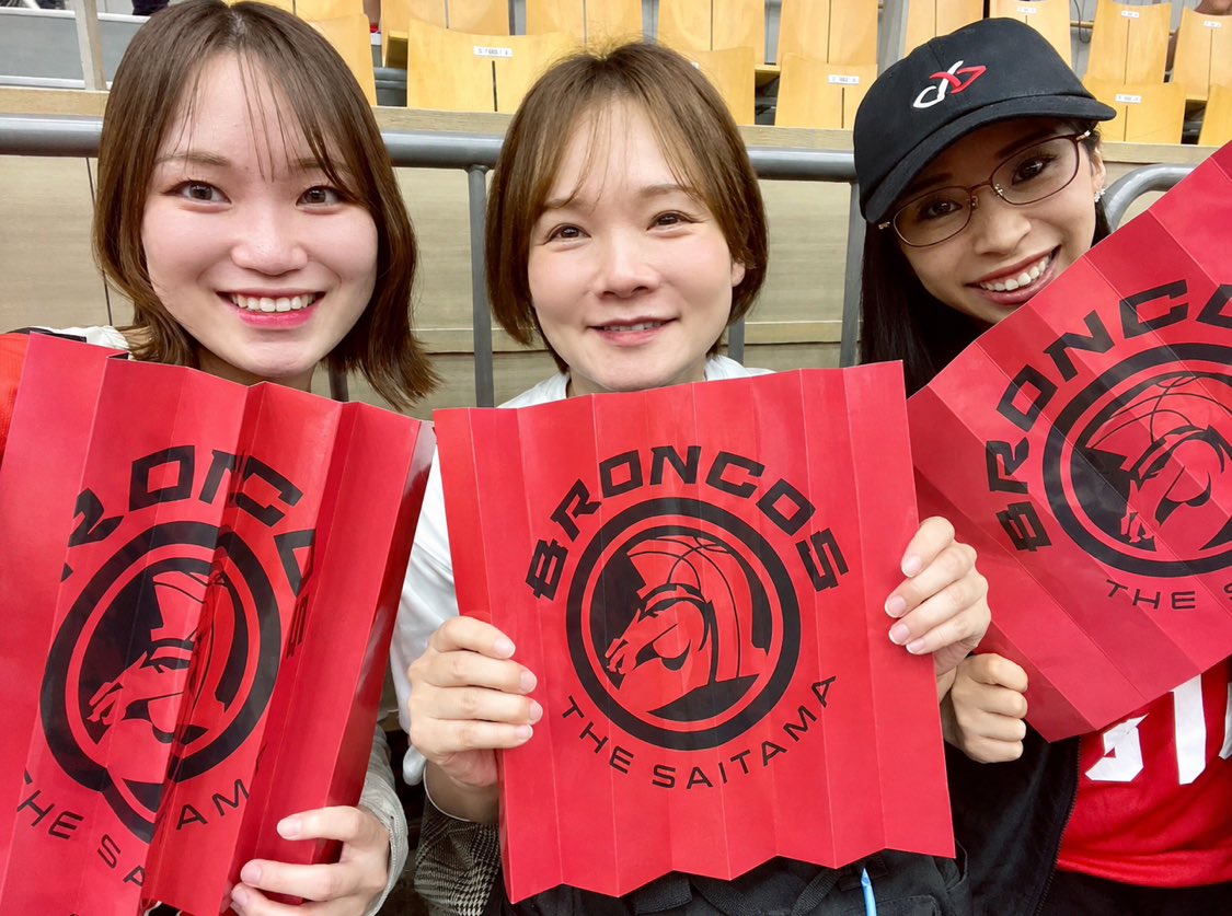 mishimachanchi's tweet photo. 試合内容は悔しかったですが、久しぶりに観客として見るバスケは楽しかった！
試合開始直前のトラブルは、会場全体で乗り越えた感覚がありましたね笑

そしてキッチンカーで買ったお肉が本当に美味しくて感動した！

今シーズンはまだ始まったばかり！
ここからの進化を楽しみにしています🐴🔥💪 https://t.co/tcsiOZYmUD
