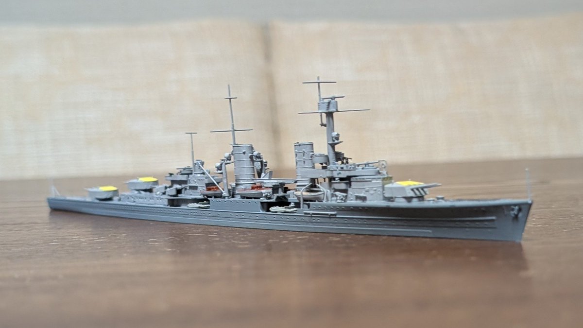 manco_cpac's tweet photo. Fly Hawk 1/700 ケーニヒスベルク 完成
船体や艤装などを筆塗りでやってみました。久しぶりでしたが砲塔の黄色や乾舷と上部構造の色味の違いが出せて良かったです。この級とニュルンベルクが私の好きな独巡なので、手にできた喜びは言い表せないです。⚠️砲配置に注目⚠️
#艦船模型
#プラモデル https://t.co/tCvcIVEgTn