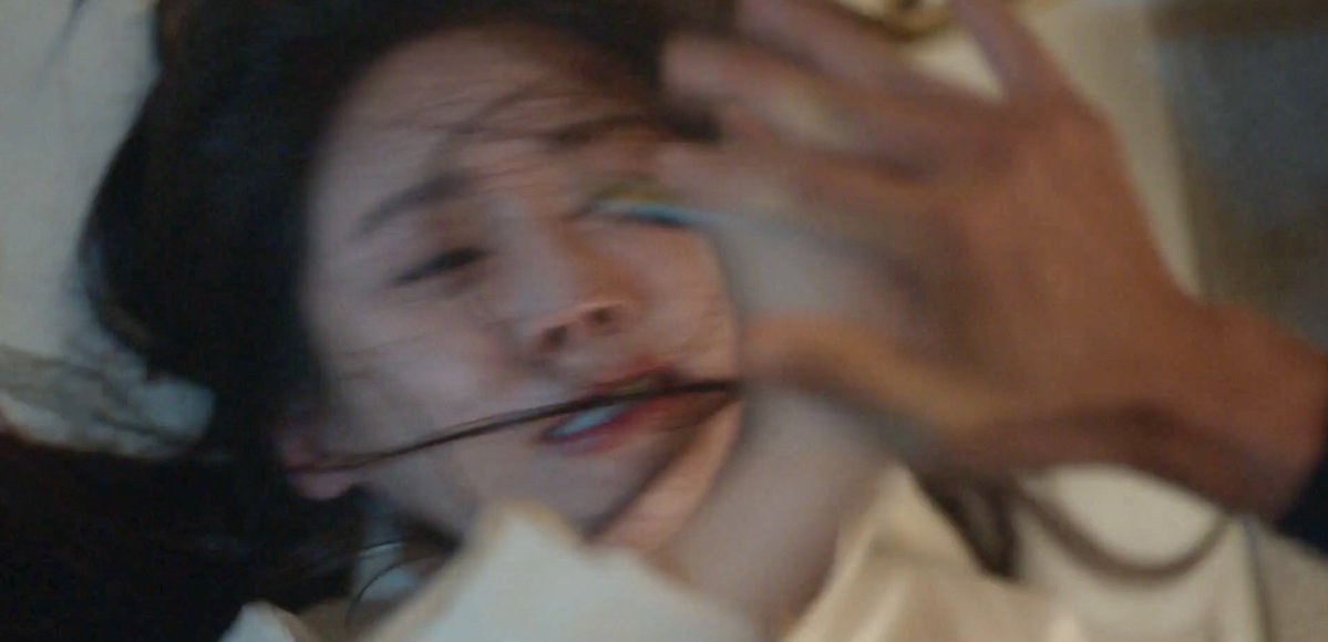 eveneechan's tweet photo. It's almost like haewon know since beginning the knife is near her and let jinman to choke her and "enjoy" the moment. And then she stab him with the knife on the moment he's on "high", so his guard more loose

Dem they really know each other too well to hurt each other 🥵 https://t.co/YlUpF66tkm
