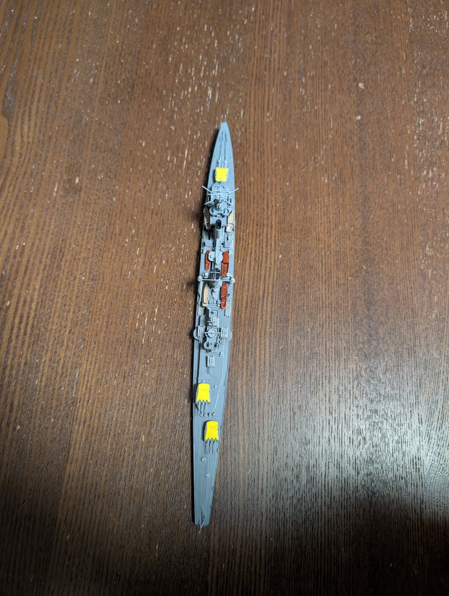 manco_cpac's tweet photo. Fly Hawk 1/700 ケーニヒスベルク 完成
船体や艤装などを筆塗りでやってみました。久しぶりでしたが砲塔の黄色や乾舷と上部構造の色味の違いが出せて良かったです。この級とニュルンベルクが私の好きな独巡なので、手にできた喜びは言い表せないです。⚠️砲配置に注目⚠️
#艦船模型
#プラモデル https://t.co/tCvcIVEgTn
