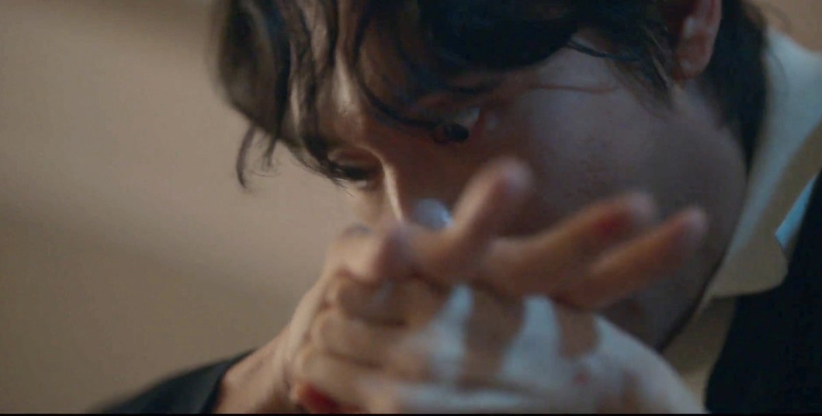 eveneechan's tweet photo. It's almost like haewon know since beginning the knife is near her and let jinman to choke her and "enjoy" the moment. And then she stab him with the knife on the moment he's on "high", so his guard more loose

Dem they really know each other too well to hurt each other 🥵 https://t.co/YlUpF66tkm