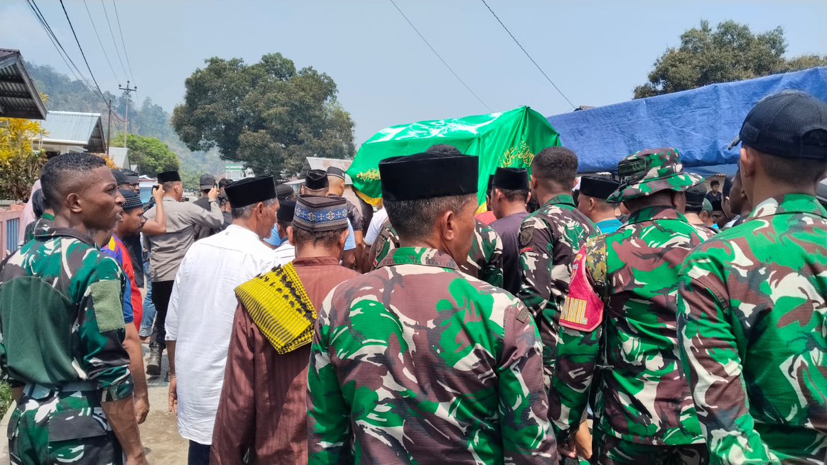 M1513sbb's tweet photo. Dandim 1513/SBB Hadiri Pemakaman Korban Bentrokan Lisabata-Patahuwe.

Baca Selengkapnya;
https://t.co/e8W4Q0Bx2q https://t.co/ou4cxblPhm