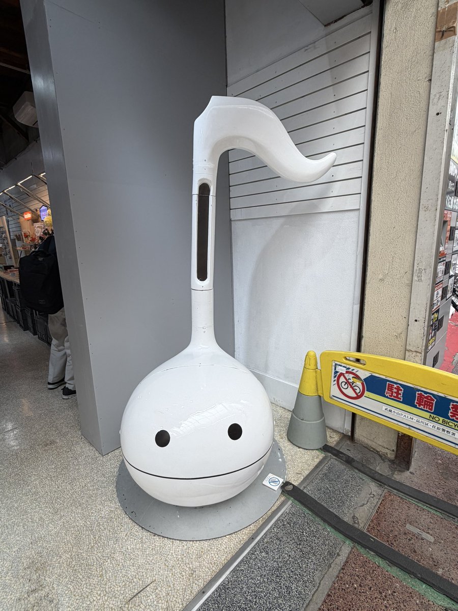 shimiru2026's tweet photo. 武蔵小山の商店街で明和電機のポップアップやってたよー！ https://t.co/jGyqNi3vXN