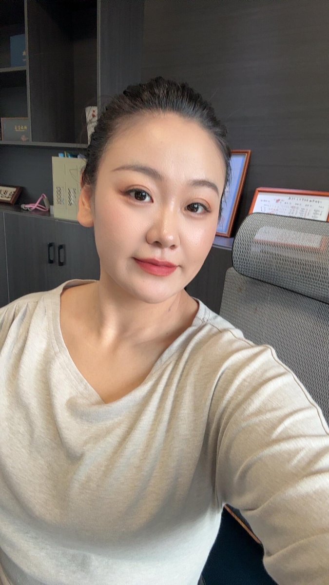 Youman41's tweet photo. 30➕的阿姨，职业牛马，第一次在X上发自拍，能收获点赞吗？？ https://t.co/lNgM7Jjumk