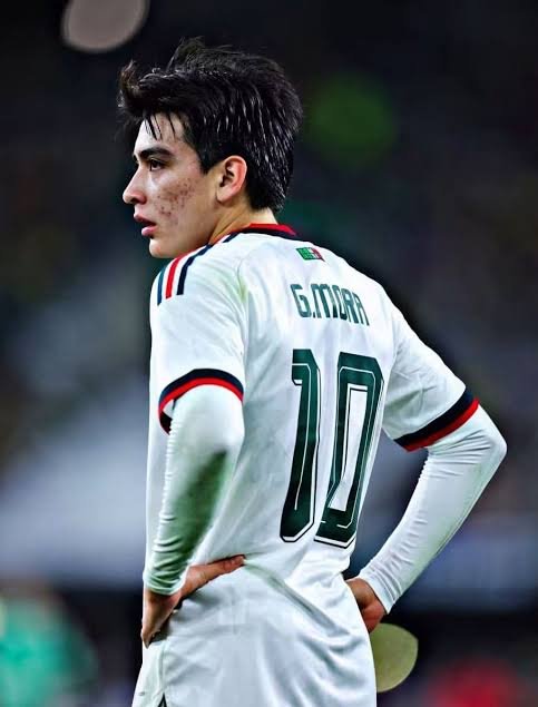 JuzRM34's tweet photo. Gilberto Mora el día de ayer se convirtió en el tercer jugador más joven en la historia en marcar un gol en selección mayor y en el segundo más joven en portar la '10' con su país solo por detrás de un tal Pelé.

Este chico es de otro planeta. 🔥 https://t.co/MfCQ0SvbFv