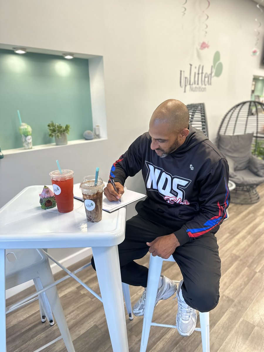 SNE_CoachQuisse's tweet photo. Sunday prep starts before the athletes hit the turf. Clean energy first, game plan second. 

What’s in your cup this morning? Tea or Shake? Drop a reply below 👇

#SundayGrind #HerbalLifeNutrition #AthleteFuel https://t.co/hLI9CvJGk2
