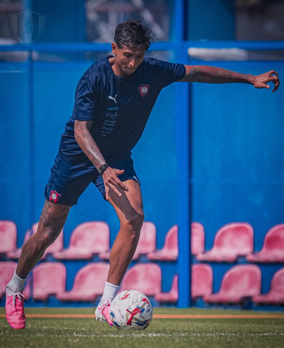 LaVozPopular_'s tweet photo. TRES AÑOS, SÍ! TRES AÑOS le hizo firmar Cerro a este intento de jugador. 

Tres años que Cerro le pagará a este negro que no para una pelota, que se cae solo, que no da un pase bueno, que no tiene velocidad y que no tiene estado físico 

NOS ENCHUFARON UN EX JUGADOR! VERGONZOSA NEGOCIACIÓN