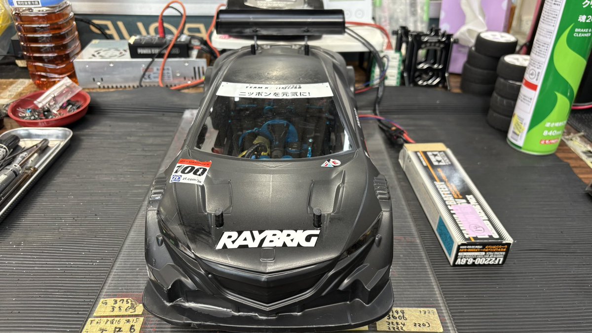 sat_nsx100's tweet photo. 2週連続レース
TCはセット少し外すと全く走らなくなります
この子と比べると先週の421の方が全然素直で車作りやすいです
箱の中で眠っているTTを少しやってみようかしら
#TC01  #タミチャレ https://t.co/ZR1MngcKRq
