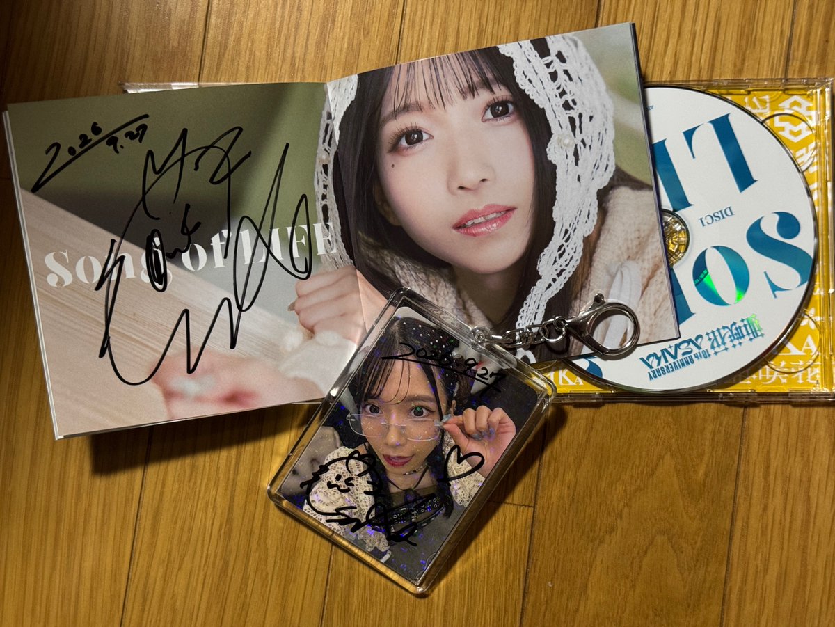 mimimintz's tweet photo. 本日はイオンモール幕張新都心で亜咲花さんのリリイベに行ってきました。
一部二部でセトリが違って盛りだくさんで最高でした。
サイン中の会話はなんか野球の話をしていた… https://t.co/p08YC4n0B1