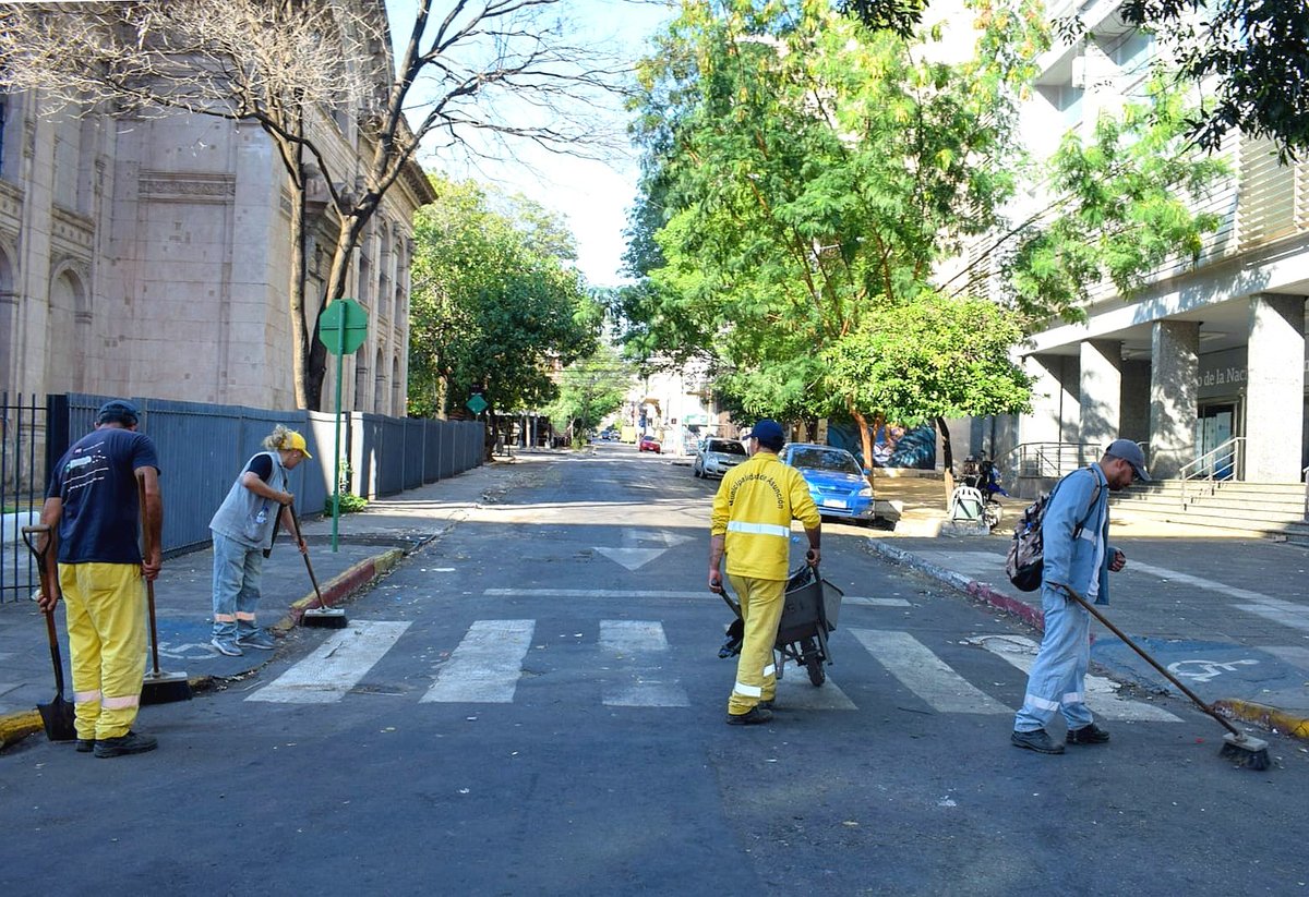 luisbello_asu's tweet photo. Así amaneció el Centro Histórico después de Palma Joven. 

Más de 200 funcionarios acompañaron el operativo antes, durante y después del evento. 

También instalamos 20 contenedores de 1.100 litros y mantuvimos una cobertura permanente de limpieza y recolección.

Así tiene que ser: disfrutamos nuestra ciudad, la cuidamos y la dejamos mejor de cómo la encontramos.