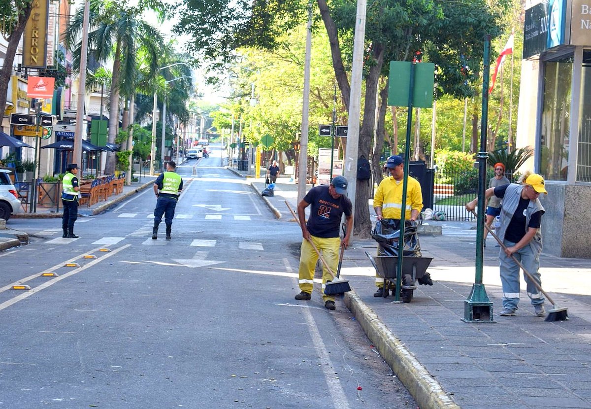 luisbello_asu's tweet photo. Así amaneció el Centro Histórico después de Palma Joven. 

Más de 200 funcionarios acompañaron el operativo antes, durante y después del evento. 

También instalamos 20 contenedores de 1.100 litros y mantuvimos una cobertura permanente de limpieza y recolección.

Así tiene que ser: disfrutamos nuestra ciudad, la cuidamos y la dejamos mejor de cómo la encontramos.