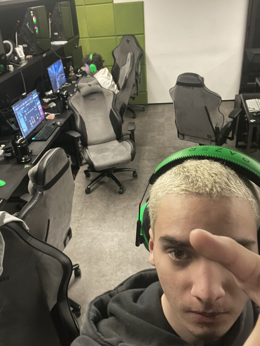sinatralol1 tweet picture