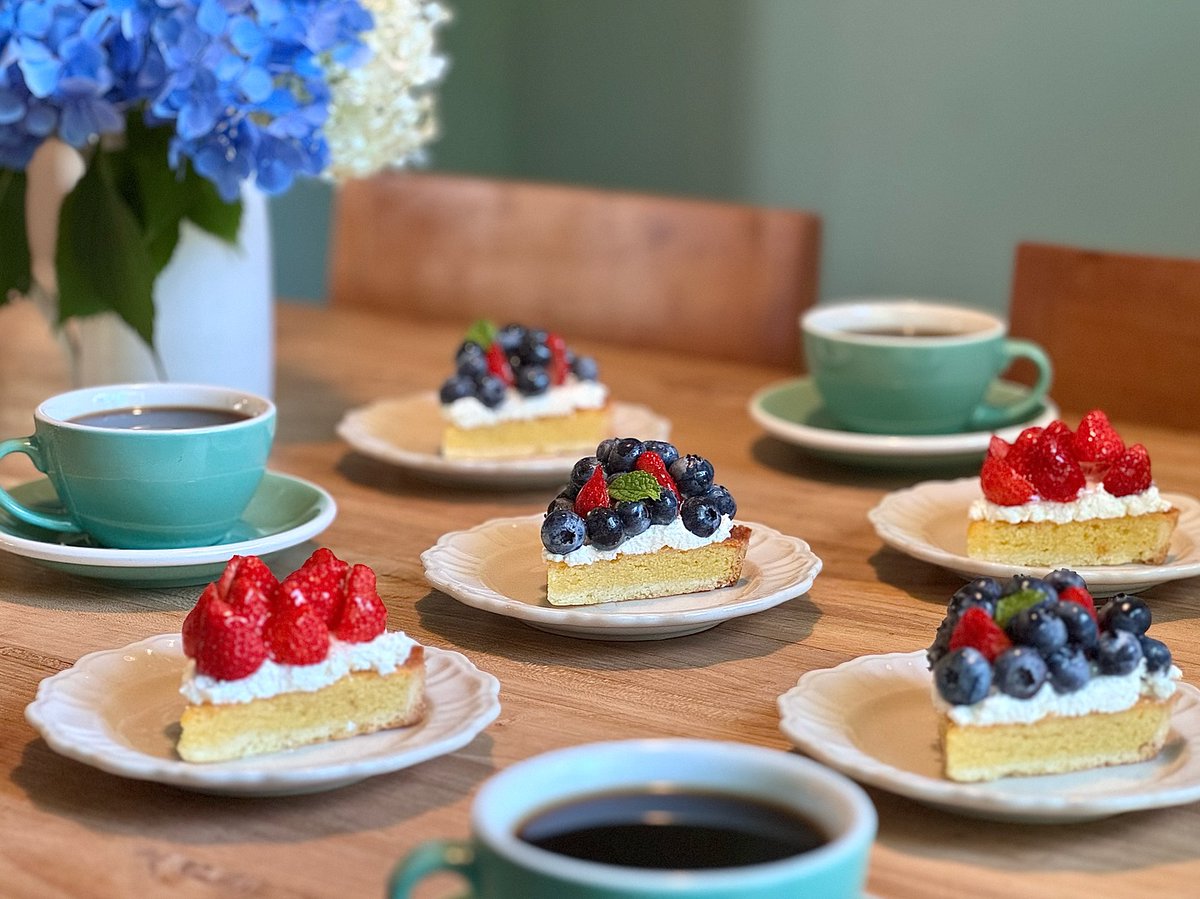 audreycampbellp's tweet photo. My second blueberry tart. It’s generously topped with large, seasonal blueberries that burst delightfully in your mouth—absolutely irresistible. My mother and sister look forward to it every year. The strawberry tart uses strawberries from Azumino. https://t.co/SAFO98EW9Y