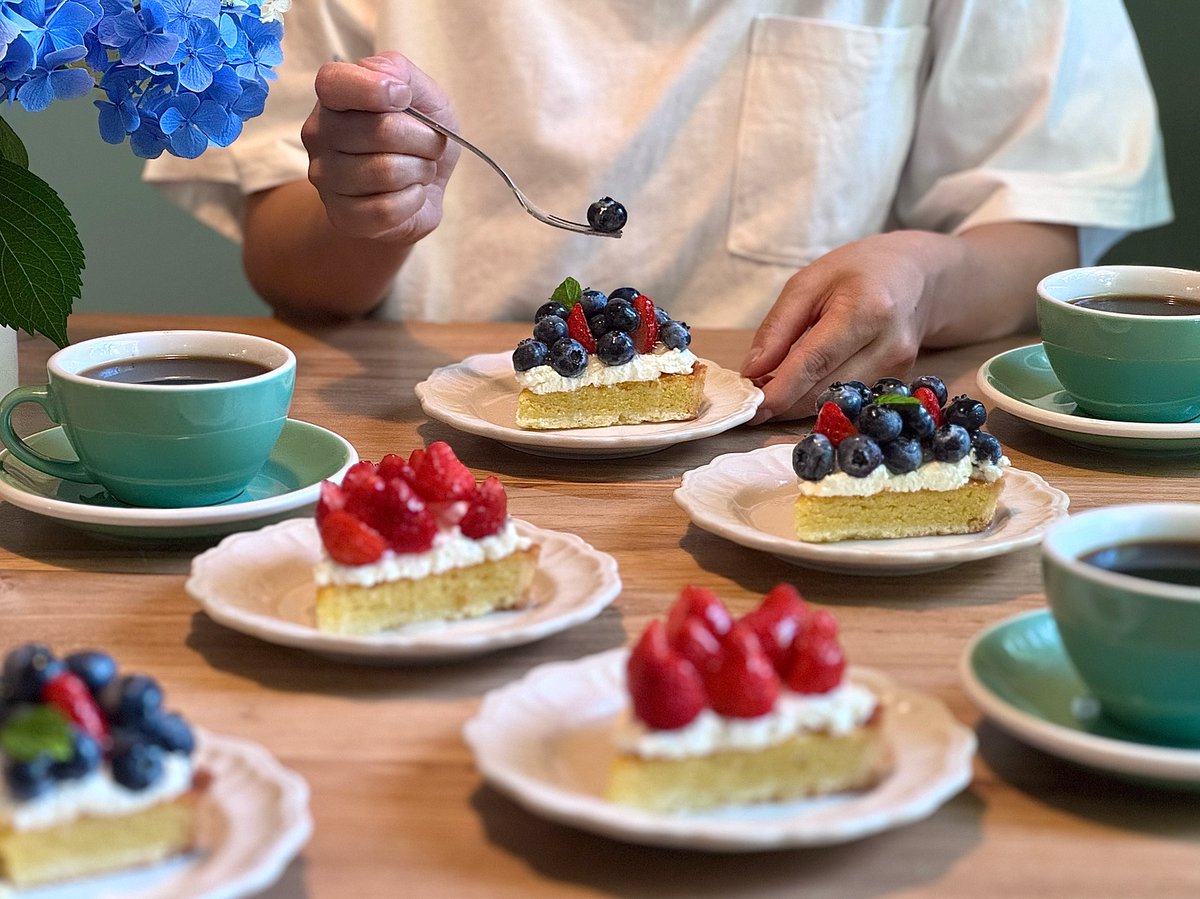 audreycampbellp's tweet photo. My second blueberry tart. It’s generously topped with large, seasonal blueberries that burst delightfully in your mouth—absolutely irresistible. My mother and sister look forward to it every year. The strawberry tart uses strawberries from Azumino. https://t.co/SAFO98EW9Y
