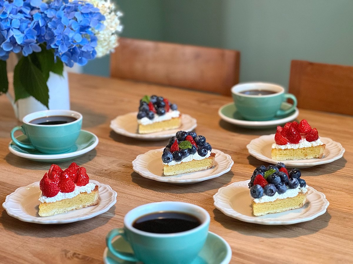 audreycampbellp's tweet photo. My second blueberry tart. It’s generously topped with large, seasonal blueberries that burst delightfully in your mouth—absolutely irresistible. My mother and sister look forward to it every year. The strawberry tart uses strawberries from Azumino. https://t.co/SAFO98EW9Y