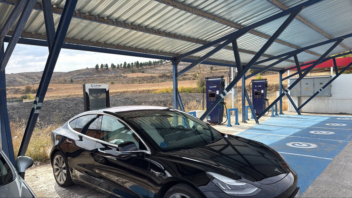 Kalbo_88's tweet photo. @zunder_es Puerto de la Montaña estupenda velocidad de carga gracias a los nuevos PdR de 350kW pero es una pena que ya no estén operativos los de AC, por si quieres hacer carga lenta mientras comes y haces unas compras https://t.co/2fDTGZ6Ps6