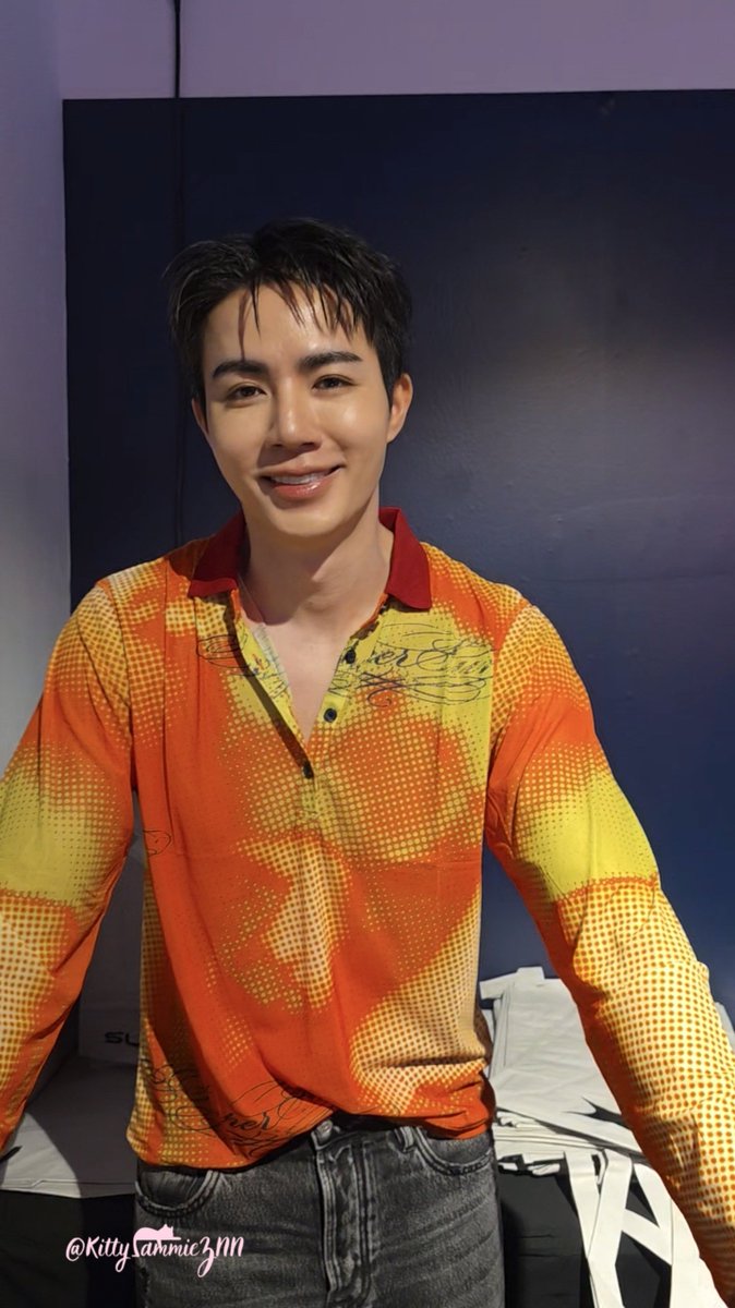 Kitty_AmmieZNN's tweet photo. เรื่องเล่าวันนี้ ! มี๊มี่ x คูมซีอีโอ 🐺💙
#ZeePruk --- ♡ @zee_pruk
 
#SUPERSUN
#SUPERSUNxSIAMDISCOVERY
#SUPERSUNINSOLUTIONEXHIBITION
#SUPERSUNEXHIBITION
 
- รอบแรก เข้าไปซื้อของ แล้วก็รับกับพึก โอเคคุยเม้าาปกติ
- สักพักพี่โทรมาฝากเอฟ = รอบสอง เข้าไปเอฟเสื้อให้พี่ แล้วก็เข้าไปรับกับพึก ก็คือแอบเขิลละ
- สักพักพี่โทรมาฝากเอฟหมวกเพิ่มมม = รอบสาม ผ๊มเลยเดินไปบอกสตาฟว่าจะเอฟหมวกเพิ่มแต่ไม่รับกับพี่ซีแล้วได้ไหมนะคะ 🤣 เขิลล สตาฟเดินเอาออกมาให้ แต่เรียกไปเซ็นต์ชื่อรับใกล้ๆพึก ปรากฏฮีหันมามองพอดี... ฮีบอกทำไมไม่มารับกับพี่! ผ๊มกะเลยบอกไม่อาวแล้ววววหนูเขิลลลล !!! 🫠🫠🫠 ช่วยล่วยยย!