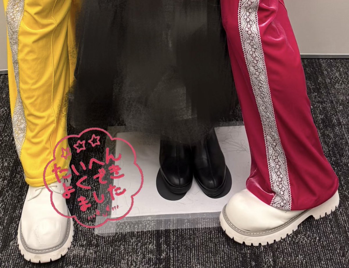 min_mmtt's tweet photo. 2026.9.26 恋の中央線 個別特典会 in 有明

写真見直してたら、縦で撮ったやつぜんぶ足元これ👣
真面目すぎA型すぎて笑う😆
緊張やメロメロで足元ちゃんと確認した記憶なんて全くないのに！わたしすごい👏

#MATSURI
#小野寺翼
#恋の中央線
@tsubasa_matsuri https://t.co/jAlvKL6iyq