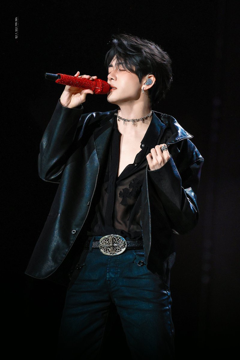 CDramaBR's tweet photo. LINDÍSSIMO! #ZengShunxi se apresentou no "BAZAAR GALA 2026", realizado em Wuhan, China. 🧡

O ator participou do evento musical com uma apresentação especial no palco da 'Wuhan Airport Music Plaza'. https://t.co/bbNACTm4TK