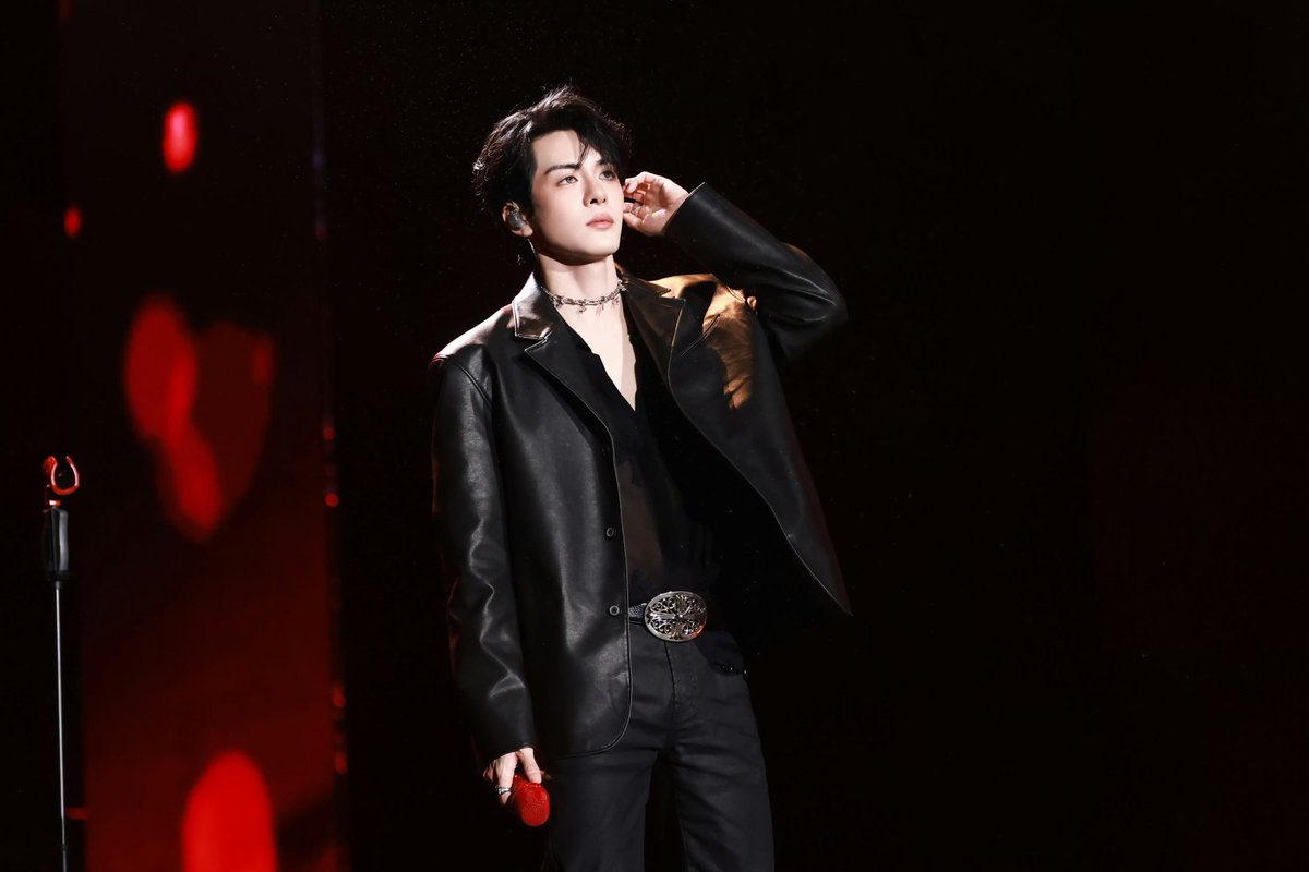 CDramaBR's tweet photo. LINDÍSSIMO! #ZengShunxi se apresentou no "BAZAAR GALA 2026", realizado em Wuhan, China. 🧡

O ator participou do evento musical com uma apresentação especial no palco da 'Wuhan Airport Music Plaza'. https://t.co/bbNACTm4TK