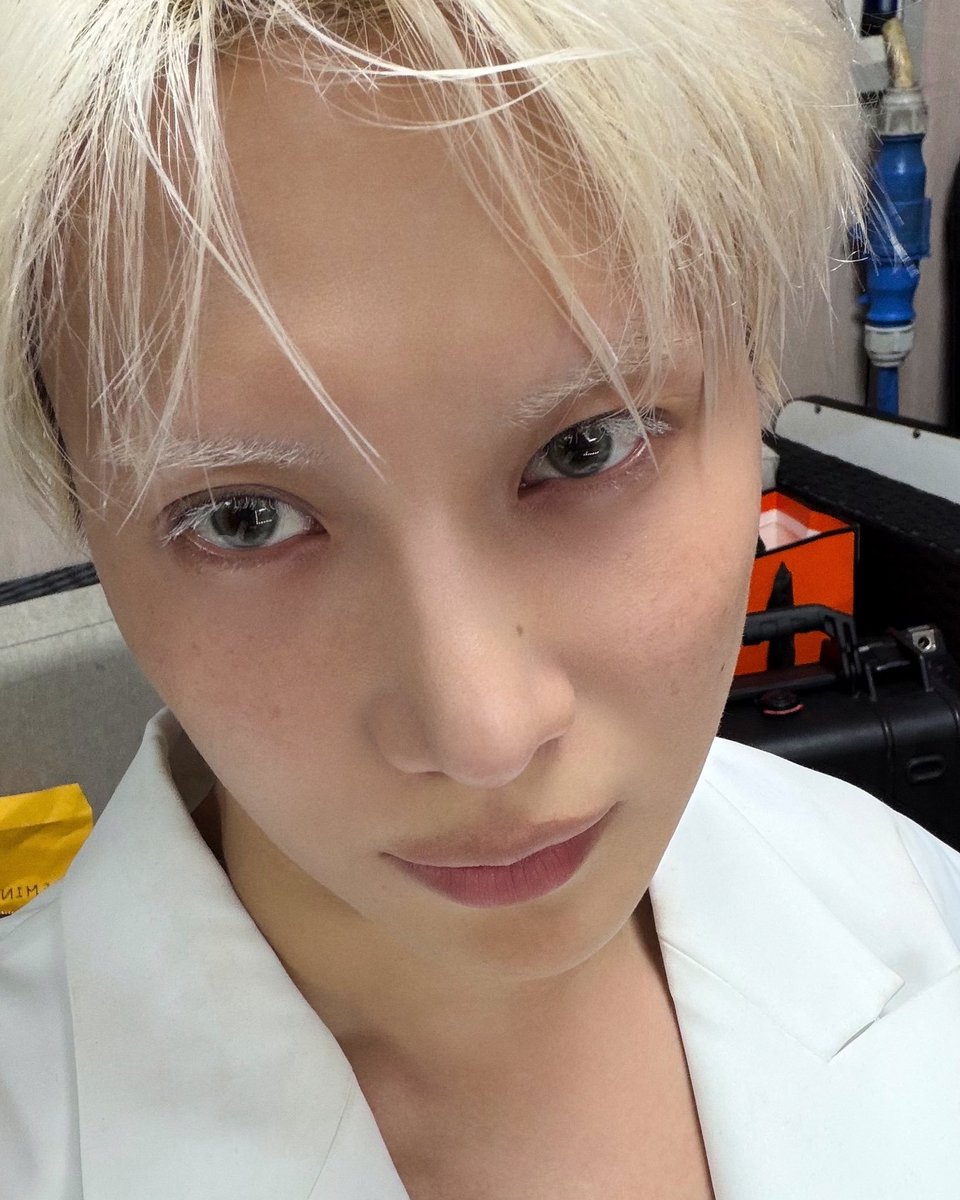 typeofworld's tweet photo. ㅁㅊ 흰마스카라 언더도 한 거 가튼데???? https://t.co/LDpbk9ZwQL