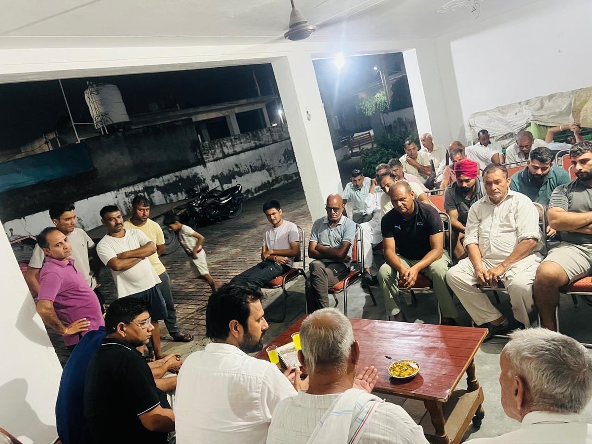 umeshkamboj5's tweet photo. लगातार चल रहे जनसंपर्क अभियान के तहत हल्का रादौर के गांव हाफिजपुर में अपनों के बीच पहुंचकर साथियों से आत्मीय मुलाकात हुई।

इस दौरान ग्रामीण साथियों के साथ क्षेत्र से जुड़े विभिन्न विषयों पर चर्चा की।

#Haryana #Congress #Radaur https://t.co/xczzU5GbQF