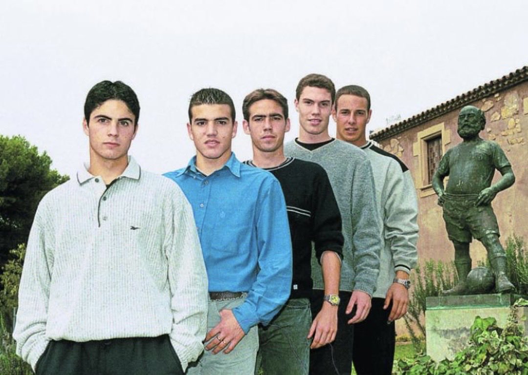 Barca_Archive's tweet photo. Mikel Arteta, Pepe Reina and three of their Barça U17 teammates at La Masia, 1999. https://t.co/paCmuvZ0zN