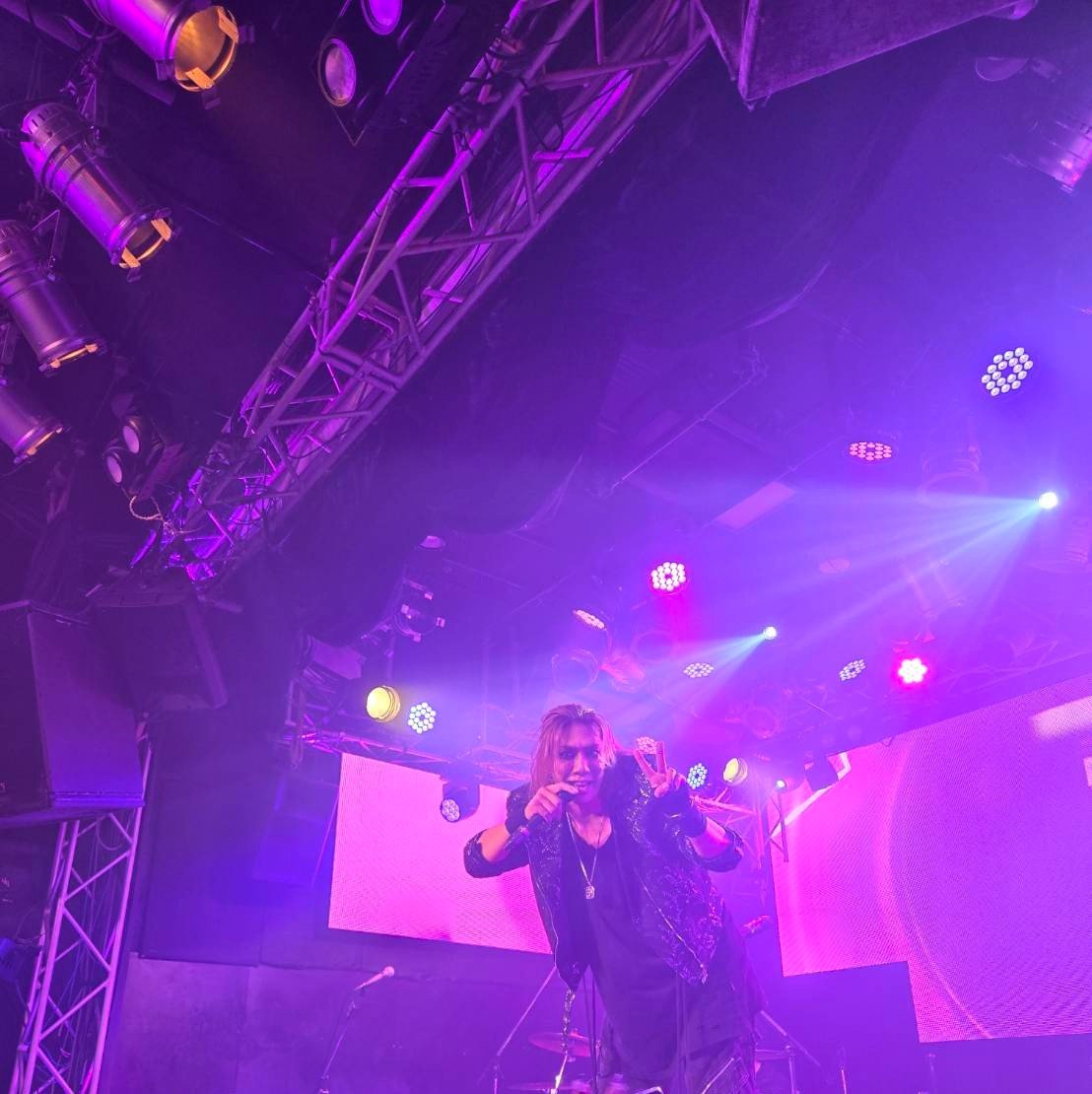 g_hiroro's tweet photo. 渋谷RexでSLAPSLY３周年ライヴに♪

周年ライヴのお約束、film#0 撮影🆗
さすがに手振り入れながらだとピントブレるので、まともに撮れてるの何枚かだけどw
CHIYUさん名誉を傷付けるようなw画像にはなっていませんよ🤭
昨日のNIGHTMAREとはまた違った楽しさだったわ♪
#SLAPSLY
#CHIYU
#3thの裏テーマw https://t.co/CFoZwJW4Gz