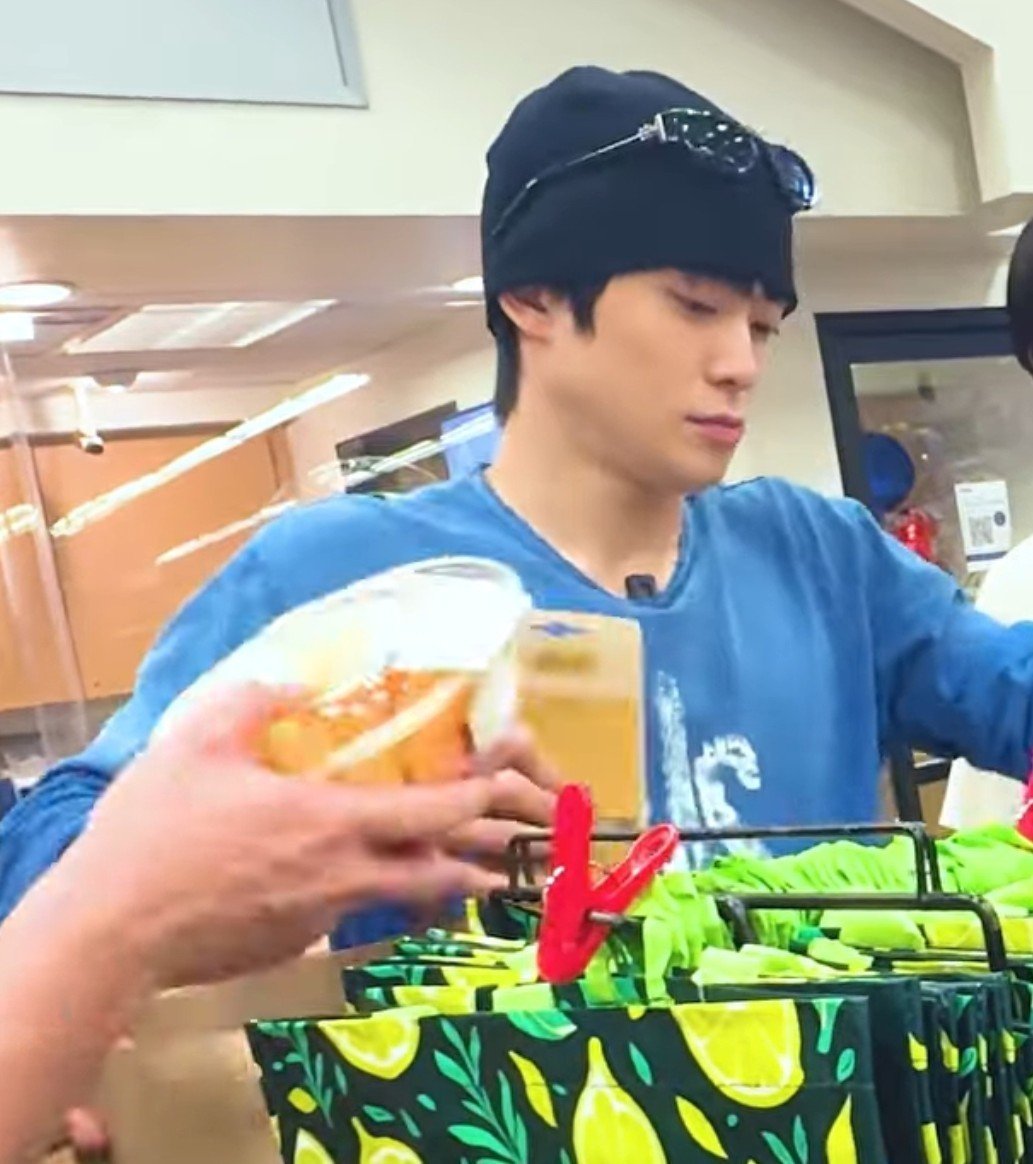 kimjjhvly's tweet photo. when you do monthly grocery shopping with your gentle husband https://t.co/Js2xHmCgsN