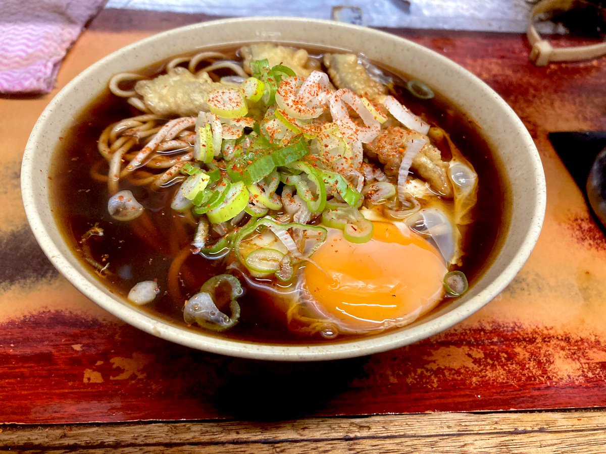 soba_addiction's tweet photo. そは千＠馬喰町

なす天そば 510円 + 生玉子 70円

再訪
いわゆる立ち食いそば屋さんらしいお店。
THE立ち食いそば。
NOそばNO LIFE
暗黒のツユがクセになりますね。
ご馳走様でした🙏

#蕎麦 #立ち食いそば #そば千 https://t.co/i4tRCA2osk