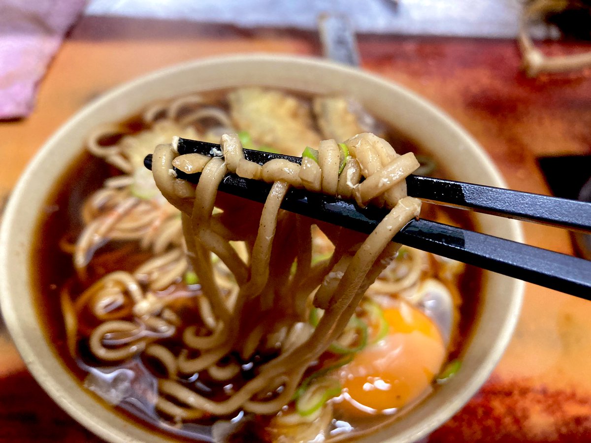 soba_addiction's tweet photo. そは千＠馬喰町

なす天そば 510円 + 生玉子 70円

再訪
いわゆる立ち食いそば屋さんらしいお店。
THE立ち食いそば。
NOそばNO LIFE
暗黒のツユがクセになりますね。
ご馳走様でした🙏

#蕎麦 #立ち食いそば #そば千 https://t.co/i4tRCA2osk