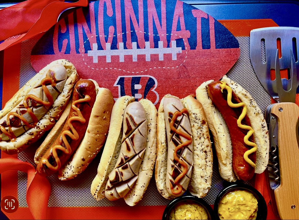 QCSausage's tweet photo. WhoDey SunDey😎
#gamedey #gobengals #homegating #tailgating #craftsausages https://t.co/Ro2BsdB5KS