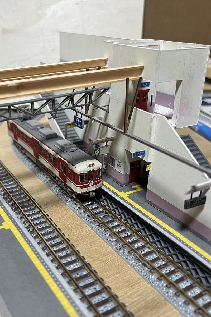 _selfoss's tweet photo. 北鈴蘭台駅の制作に時間を溶かした日曜日。立体的な駅は工数が果てしないけど形になると達成感があるな。ホーム下の斜めに積まれたブロックの表現にセリアの鉢底ネットが大活躍。 https://t.co/iOhs444K4m