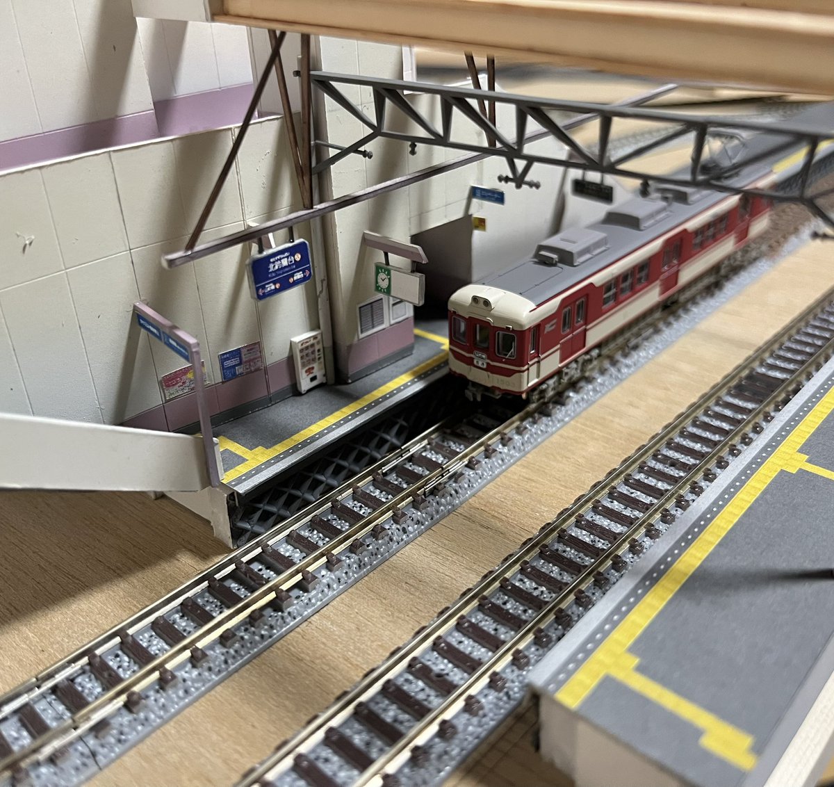 _selfoss's tweet photo. 北鈴蘭台駅の制作に時間を溶かした日曜日。立体的な駅は工数が果てしないけど形になると達成感があるな。ホーム下の斜めに積まれたブロックの表現にセリアの鉢底ネットが大活躍。 https://t.co/iOhs444K4m
