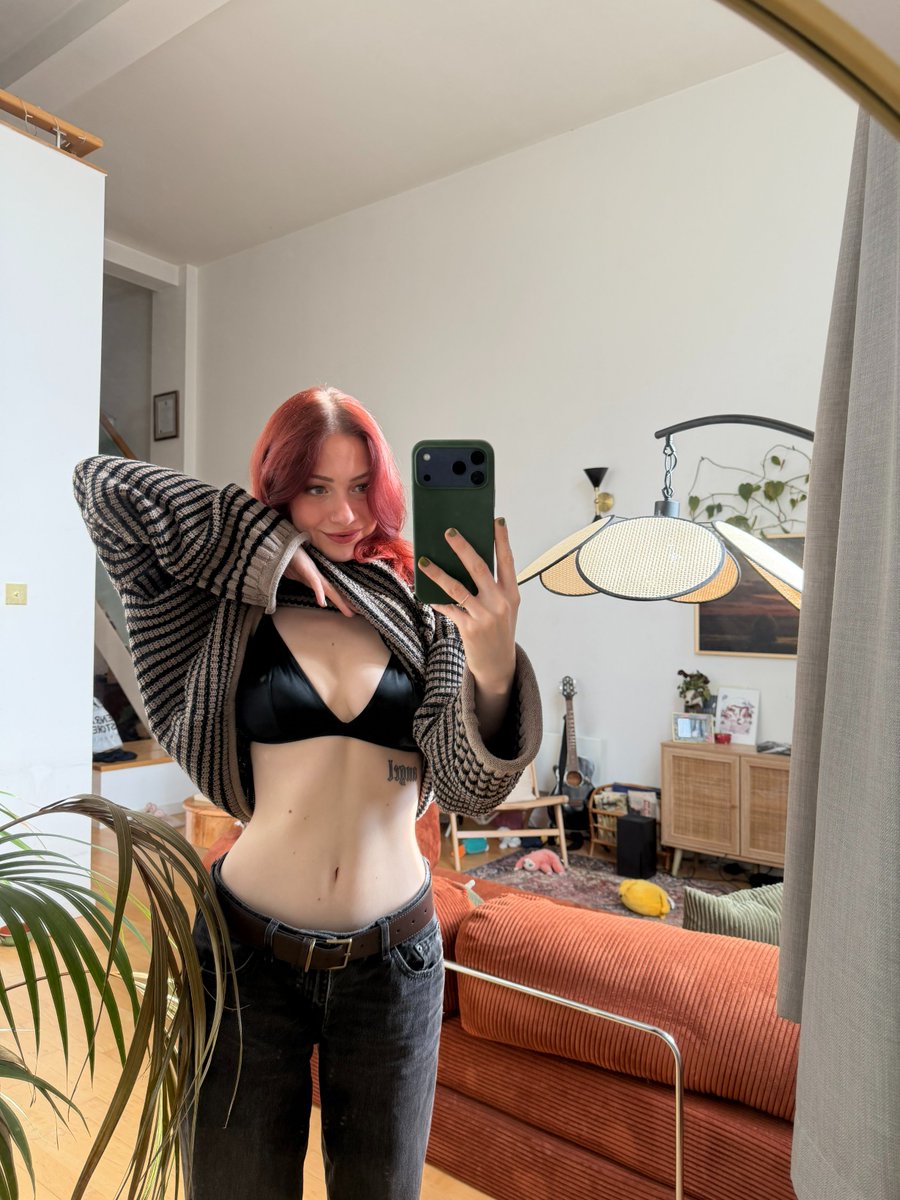 BbyEvie_'s tweet photo. First pic is the tease, second is the treat 😉 https://t.co/UG9ULng6Kf