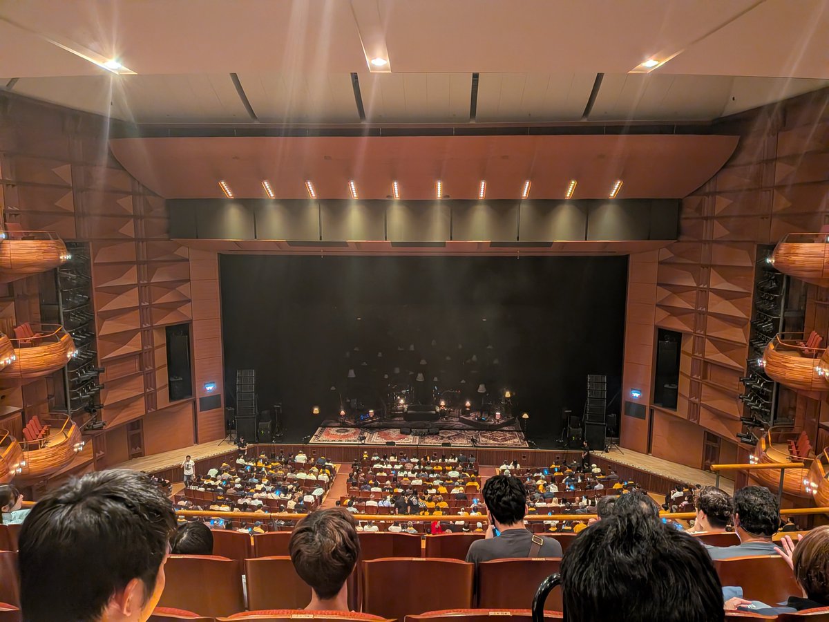 hamasho3940's tweet photo. いやー2階席のセンターやったけど、やっぱライブいいねー😆✨
次は15周年（予定w）
楽しみやなぁ🎶
お願い(＞人＜;)当選してくれぇい
今日、交流してくれたかにゅふぁの皆さんありがとうございました！！✨
肉まんもちゃんと食べましたぁ🥰 https://t.co/jD072bNAGM
