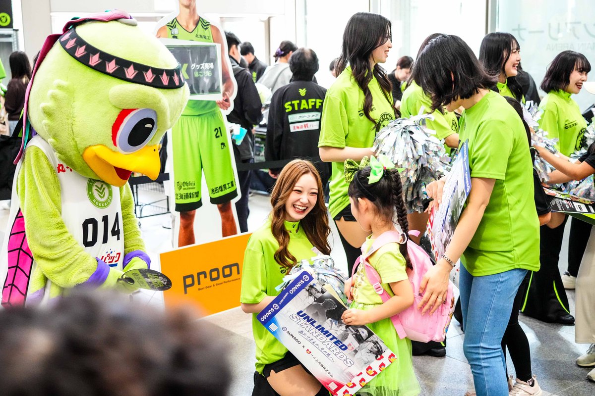 levangakousiki's tweet photo. ⛄開幕御礼🙌

B.PREMIERの開幕をホームで迎えることができ、この2日間、両日6,000人超えとなる計12,461人の方が会場に足を運んでくださいました。

初戦は富永選手のキャリアハイ更新となる41得点を含む100点ゲームでの快勝をお届けし、2戦目は最後までどうなるかわからない、ある意味レバンガらしい試合で心臓が苦しい、そして悔しい思いをさせたかもしれません。

新リーグの幕開けに際し、演出やカフェのオープンなど、様々な部分で新たな挑戦をしておりますが、至らない点も沢山あったかと思います。

レバンガ北海道に関わるすべての人と共に、まだ見たことのない景色を見に行くために、今後も改善と向上を重ねてまいりますので、引き続き全緑応援のほどよろしくお願いいたします⛄🌱

#レバンガ北海道 #FarTogether