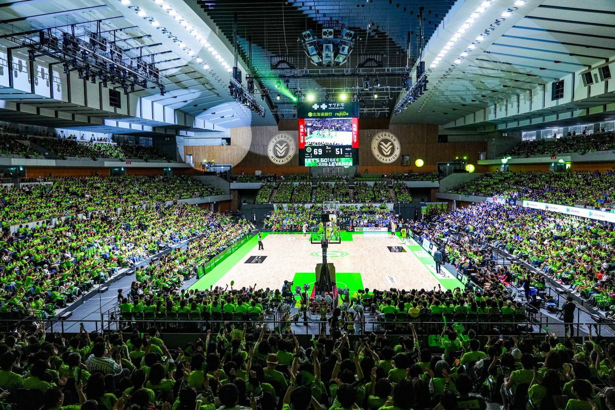 levangakousiki's tweet photo. ⛄開幕御礼🙌

B.PREMIERの開幕をホームで迎えることができ、この2日間、両日6,000人超えとなる計12,461人の方が会場に足を運んでくださいました。

初戦は富永選手のキャリアハイ更新となる41得点を含む100点ゲームでの快勝をお届けし、2戦目は最後までどうなるかわからない、ある意味レバンガらしい試合で心臓が苦しい、そして悔しい思いをさせたかもしれません。

新リーグの幕開けに際し、演出やカフェのオープンなど、様々な部分で新たな挑戦をしておりますが、至らない点も沢山あったかと思います。

レバンガ北海道に関わるすべての人と共に、まだ見たことのない景色を見に行くために、今後も改善と向上を重ねてまいりますので、引き続き全緑応援のほどよろしくお願いいたします⛄🌱

#レバンガ北海道 #FarTogether