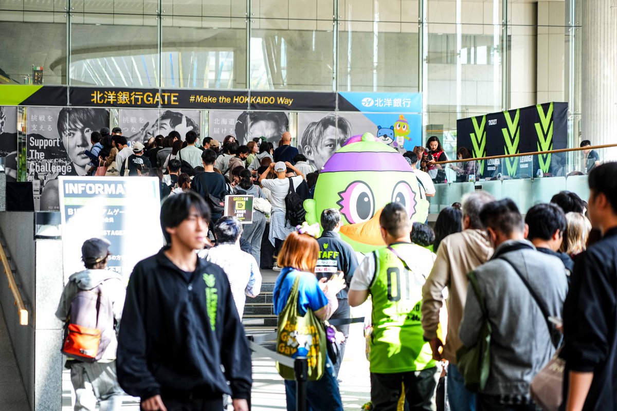 levangakousiki's tweet photo. ⛄開幕御礼🙌

B.PREMIERの開幕をホームで迎えることができ、この2日間、両日6,000人超えとなる計12,461人の方が会場に足を運んでくださいました。

初戦は富永選手のキャリアハイ更新となる41得点を含む100点ゲームでの快勝をお届けし、2戦目は最後までどうなるかわからない、ある意味レバンガらしい試合で心臓が苦しい、そして悔しい思いをさせたかもしれません。

新リーグの幕開けに際し、演出やカフェのオープンなど、様々な部分で新たな挑戦をしておりますが、至らない点も沢山あったかと思います。

レバンガ北海道に関わるすべての人と共に、まだ見たことのない景色を見に行くために、今後も改善と向上を重ねてまいりますので、引き続き全緑応援のほどよろしくお願いいたします⛄🌱

#レバンガ北海道 #FarTogether