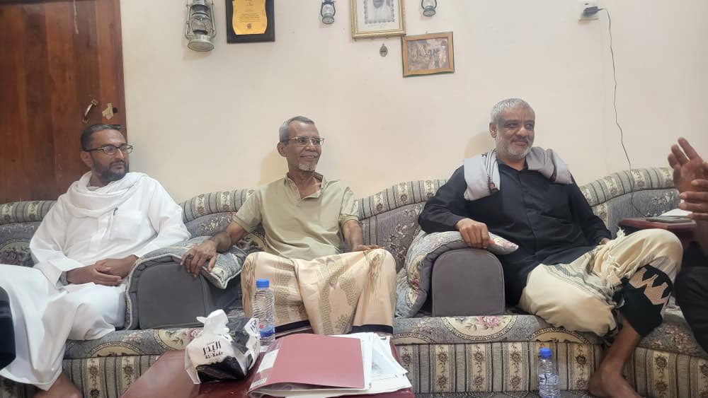 stc_hadramout_v's tweet photo. انتقالي شبام يزور الصحفي علوي بن سميط للاطمئنان على صحته

شبام / قسم الإعلام 

زار وفد من الهيئة التنفيذية للقيادة المحلية للمجلس الانتقالي الجنوبي العربي في مديرية شبام بمحافظة حضرموت، برئاسة رئيس الهيئة، علي قاسم بن طالب، اليوم الأحد، الصحفي علوي عبدالله بن سميط، للاطمئنان على صحته.

وعبر بن سميط عن شكره وتقديره لقيادة وأعضاء الهيئة التنفيذية للمجلس الانتقالي بمديرية شبام على هذه الزيارة واللفتة الطيبة، التي تعكس اهتمام القيادة المحلية بالكوادر الإعلامية والثقافية والرياضية، وتعزز التواصل مع الشخصيات الفاعلة في المجتمع.

وخلال الزيارة، دار نقاش حول أهمية مدينة شبام التاريخية ومكانتها الحضارية، وما تمثله من إرث تاريخي وثقافي للجنوب والعالم، إلى جانب استعراض عدد من القضايا المرتبطة بتاريخ المديرية وحاضرها.

كما ناقش الجانبان الأوضاع الأمنية والاقتصادية في المديرية، والتطورات على مستوى الجنوب، والتحديات التي تمر بها المرحلة الراهنة، وأهمية تعزيز التواصل والتكاتف المجتمعي للتعامل معها.

واستعرض بن سميط جانبًا من تاريخ الحركة الرياضية في المديرية، متناولًا بداياتها ومراحل تطورها، وأبرز الأندية والشخصيات الرياضية التي أسهمت في مسيرتها، والدور الذي اضطلعت به الرياضة في جمع الشباب وتعزيز الروح المجتمعية.

��� صفحتنا على فيسبوك:
الهيئة التنفيذية المساعدة للمجلس الانتقالي الجنوبي العربي لشؤون مديريات وادي وصحراء حضرموت
https://t.co/sC45BVklAu

🔹 حسابنا على منصة إكس (X):
الهيئة التنفيذية المساعدة للمجلس الانتقالي الجنوبي العربي لشؤون مديريات وادي وصحراء حضرموت
 https://t.co/bjqX1zPtu1