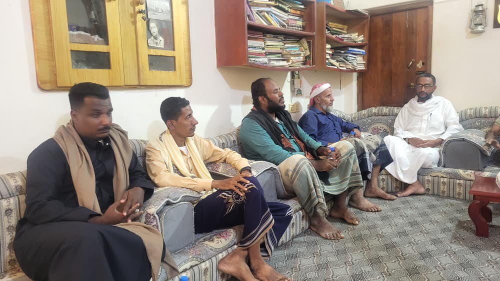 stc_hadramout_v's tweet photo. انتقالي شبام يزور الصحفي علوي بن سميط للاطمئنان على صحته

شبام / قسم الإعلام 

زار وفد من الهيئة التنفيذية للقيادة المحلية للمجلس الانتقالي الجنوبي العربي في مديرية شبام بمحافظة حضرموت، برئاسة رئيس الهيئة، علي قاسم بن طالب، اليوم الأحد، الصحفي علوي عبدالله بن سميط، للاطمئنان على صحته.

وعبر بن سميط عن شكره وتقديره لقيادة وأعضاء الهيئة التنفيذية للمجلس الانتقالي بمديرية شبام على هذه الزيارة واللفتة الطيبة، التي تعكس اهتمام القيادة المحلية بالكوادر الإعلامية والثقافية والرياضية، وتعزز التواصل مع الشخصيات الفاعلة في المجتمع.

وخلال الزيارة، دار نقاش حول أهمية مدينة شبام التاريخية ومكانتها الحضارية، وما تمثله من إرث تاريخي وثقافي للجنوب والعالم، إلى جانب استعراض عدد من القضايا المرتبطة بتاريخ المديرية وحاضرها.

كما ناقش الجانبان الأوضاع الأمنية والاقتصادية في المديرية، والتطورات على مستوى الجنوب، والتحديات التي تمر بها المرحلة الراهنة، وأهمية تعزيز التواصل والتكاتف المجتمعي للتعامل معها.

واستعرض بن سميط جانبًا من تاريخ الحركة الرياضية في المديرية، متناولًا بداياتها ومراحل تطورها، وأبرز الأندية والشخصيات الرياضية التي أسهمت في مسيرتها، والدور الذي اضطلعت به الرياضة في جمع الشباب وتعزيز الروح المجتمعية.

��� صفحتنا على فيسبوك:
الهيئة التنفيذية المساعدة للمجلس الانتقالي الجنوبي العربي لشؤون مديريات وادي وصحراء حضرموت
https://t.co/sC45BVklAu

🔹 حسابنا على منصة إكس (X):
الهيئة التنفيذية المساعدة للمجلس الانتقالي الجنوبي العربي لشؤون مديريات وادي وصحراء حضرموت
 https://t.co/bjqX1zPtu1