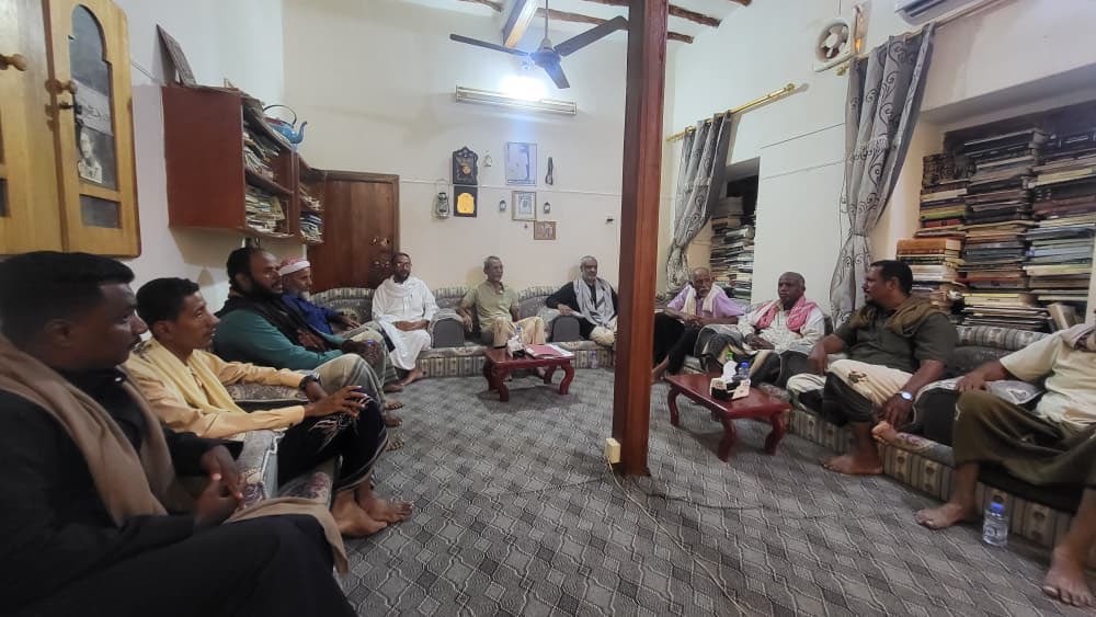 stc_hadramout_v's tweet photo. انتقالي شبام يزور الصحفي علوي بن سميط للاطمئنان على صحته

شبام / قسم الإعلام 

زار وفد من الهيئة التنفيذية للقيادة المحلية للمجلس الانتقالي الجنوبي العربي في مديرية شبام بمحافظة حضرموت، برئاسة رئيس الهيئة، علي قاسم بن طالب، اليوم الأحد، الصحفي علوي عبدالله بن سميط، للاطمئنان على صحته.

وعبر بن سميط عن شكره وتقديره لقيادة وأعضاء الهيئة التنفيذية للمجلس الانتقالي بمديرية شبام على هذه الزيارة واللفتة الطيبة، التي تعكس اهتمام القيادة المحلية بالكوادر الإعلامية والثقافية والرياضية، وتعزز التواصل مع الشخصيات الفاعلة في المجتمع.

وخلال الزيارة، دار نقاش حول أهمية مدينة شبام التاريخية ومكانتها الحضارية، وما تمثله من إرث تاريخي وثقافي للجنوب والعالم، إلى جانب استعراض عدد من القضايا المرتبطة بتاريخ المديرية وحاضرها.

كما ناقش الجانبان الأوضاع الأمنية والاقتصادية في المديرية، والتطورات على مستوى الجنوب، والتحديات التي تمر بها المرحلة الراهنة، وأهمية تعزيز التواصل والتكاتف المجتمعي للتعامل معها.

واستعرض بن سميط جانبًا من تاريخ الحركة الرياضية في المديرية، متناولًا بداياتها ومراحل تطورها، وأبرز الأندية والشخصيات الرياضية التي أسهمت في مسيرتها، والدور الذي اضطلعت به الرياضة في جمع الشباب وتعزيز الروح المجتمعية.

��� صفحتنا على فيسبوك:
الهيئة التنفيذية المساعدة للمجلس الانتقالي الجنوبي العربي لشؤون مديريات وادي وصحراء حضرموت
https://t.co/sC45BVklAu

🔹 حسابنا على منصة إكس (X):
الهيئة التنفيذية المساعدة للمجلس الانتقالي الجنوبي العربي لشؤون مديريات وادي وصحراء حضرموت
 https://t.co/bjqX1zPtu1