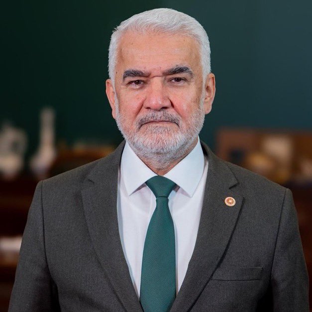 elifideali's tweet photo. 🔴 HÜDA PAR Genel Başkanı Zekeriya Yapıcıoğlu, HÜDA PAR’ı hedef alan DEM Parti Eş Genel Başkanı Tülay Hatimoğulları’na cevap verdi:

“Siyaseti sapıklığa, kaosa, her türlü melanete alet etmeye çalışanlar, bizi dini siyasete alet etmekle itham ediyorlar.

Hayır, biz Üstâd Bediüzzaman Said-i Nursî Hazretleri gibi şöyle diyoruz: ‘Vazifemiz siyaseti dine alet ve dost yapmaktır!’

Yaradan ne diyorsa zıddını yapmaya çalışanların, yaratılanı Yaradan’dan dolayı sevmesi hiç mümkün olur mu?”