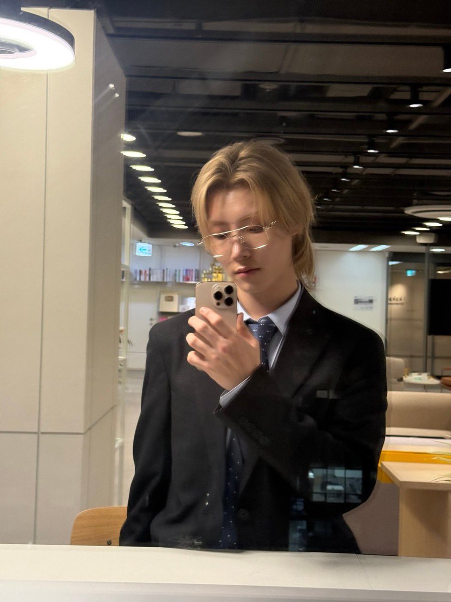 keitenshis's tweet photo. whys he kinda masc wumuti wait https://t.co/aYxIpIEOyG