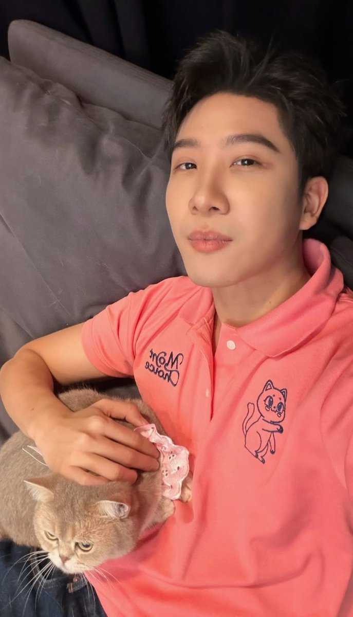 khaordinario's tweet photo. daddy in pink and his children's 🩷

#khaotungg https://t.co/JWkWuCwcny