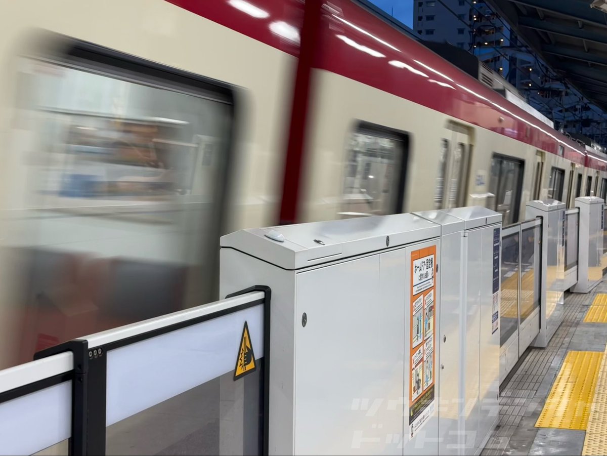 com_train_com's tweet photo. 京急名物、思いっきりカントしなが高速通過する列車。

ホームドアが設置される前はさらにスリリングでした。 https://t.co/PicumT17xI