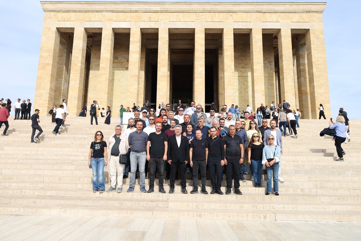 MuhTekBuro's tweet photo. Anıtkabir’de, Ata’mızın huzurundaydık.

Kamuda görev yapan mühendis, mimar, şehir plancısı ve teknik personel olarak ülkemizin altyapısına ve yatırımlarına bilgimizle, emeğimizle katkı sunuyoruz. Sorumluluklarımızı, Gazi Mustafa Kemal Atatürk’ün kurduğu Cumhuriyet’e ve onun değerlerine bağlılıkla yerine getiriyoruz.

🇹🇷 Büyük Önder’imiz Gazi Mustafa Kemal Atatürk’ü ve aziz şehitlerimizi rahmet ve saygıyla, kahraman gazilerimizi minnetle anıyoruz.

Meslektaşlarımızın haklarını savunmaya, ülkemizin geleceği için çalışmaya ve üretmeye kararlılıkla devam edeceğiz.

#MühendisTekSenBüroSendikası