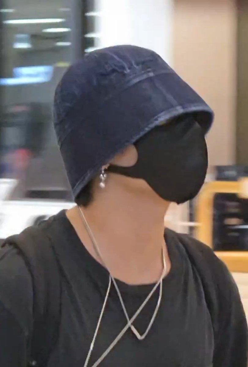 JUNG9795_'s tweet photo. jungkook is so BUFF and he got new earrings and necklaces!! antingnya cantik bgt syg!! he is the coolest 🖤 ✨

so happy to see you again.. welcome home jungkook~ https://t.co/7cvInF16uj