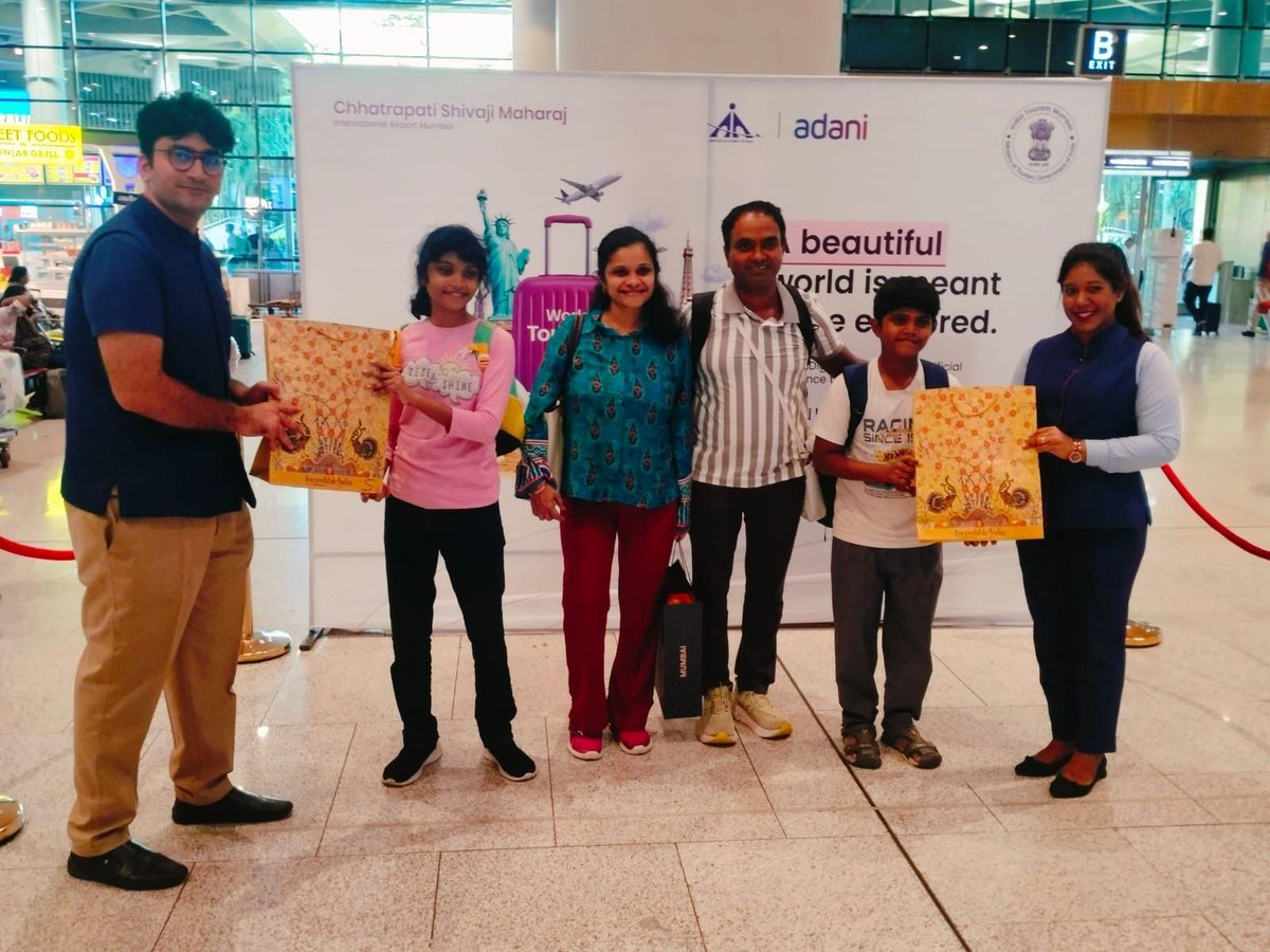 IndiatourismM's tweet photo. ✨ Welcoming the World to Mumbai! 🇮🇳🌏
On World Tourism Day 2026, Indiatourism Mumbai, in association with Adani Airport, welcomed domestic and international passengers at T2 with Incredible India Welcome Kits, celebrating the spirit of “Atithi Devo Bhava.” 🎁✨ https://t.co/KbT4sGBCuz